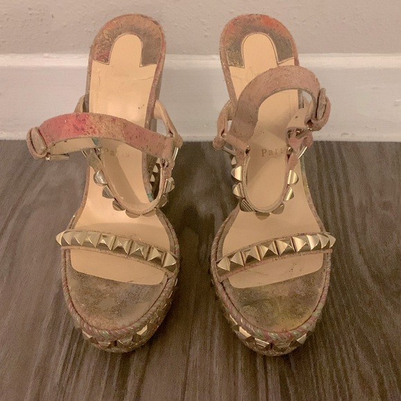 Authentic Louboutin Cork Bloom Print Cataclou Studded Wedge Sandals in Light Gol - Picture 10 of 17